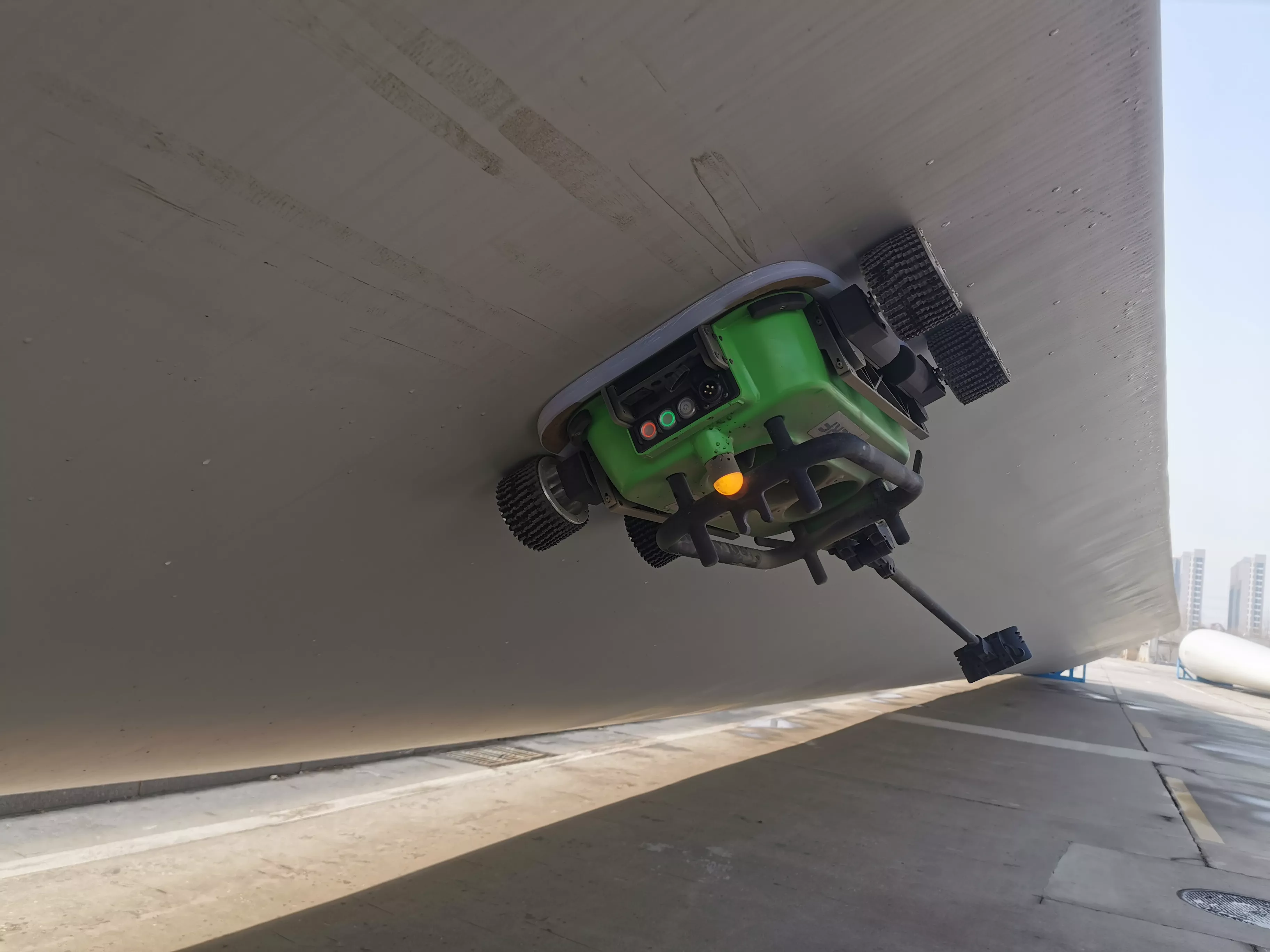 负压吸附爬壁机器人综合搭载平台