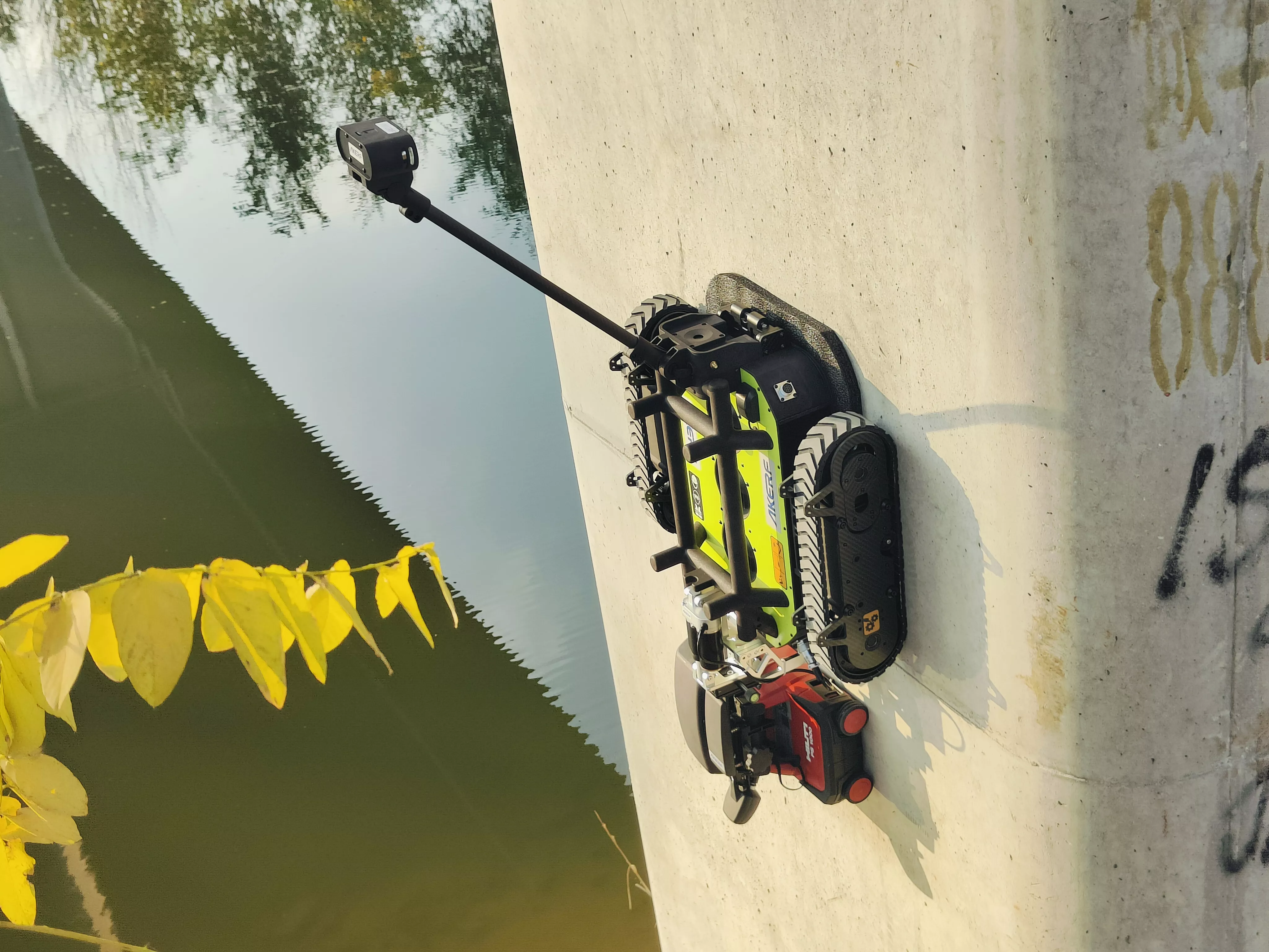 负压吸附爬壁机器人综合搭载平台